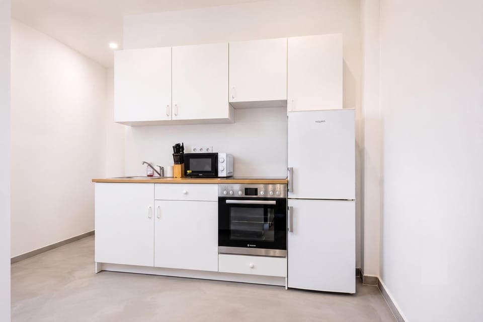 Property building, Coffee/tea facilities, Kitchen or kitchenette, oven, stove, toaster