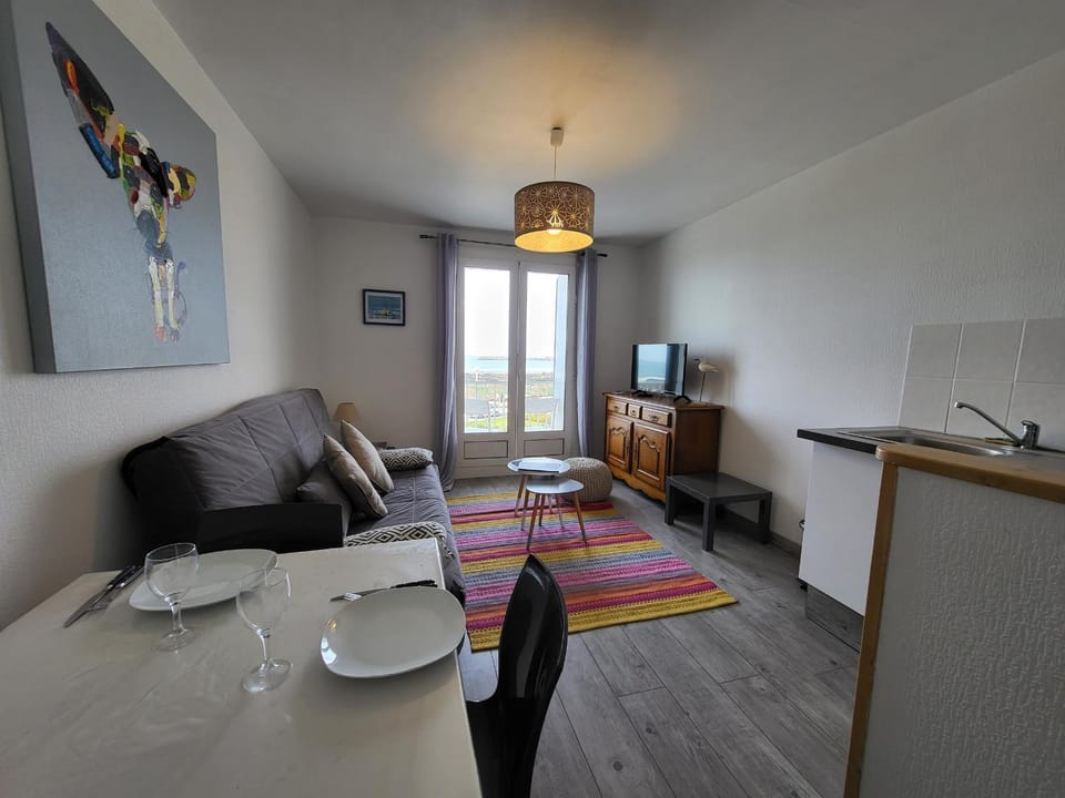 Appartement T2 rénové face mer avec balcon, à 150m de la plage et 300m des commerces Apartment in Château-d'Olonne