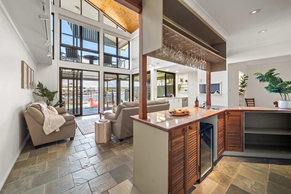 Kitchen or kitchenette, Living room, Seating area, Dining area, minibar, oven, pet friendly