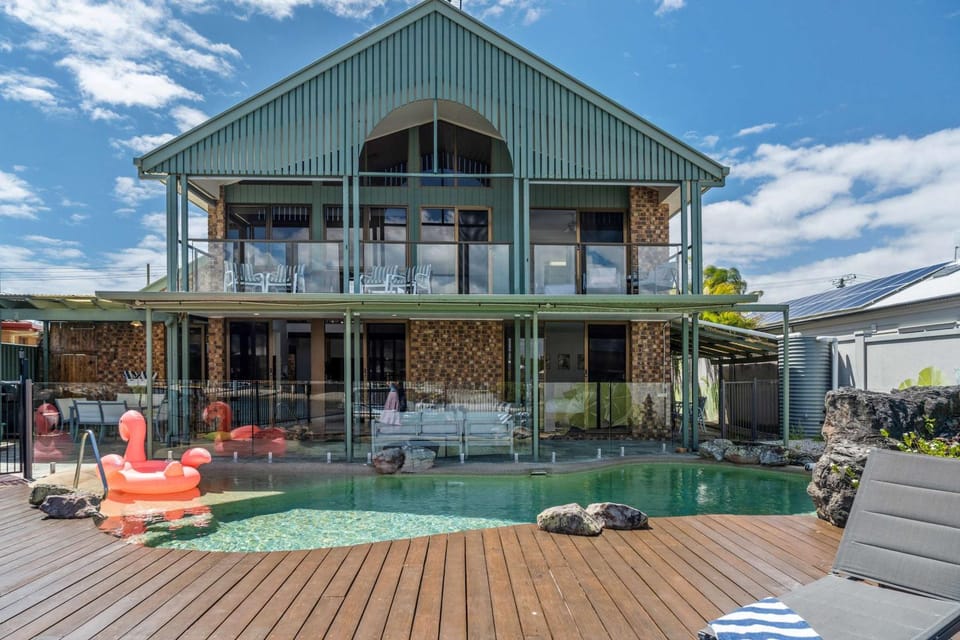 Property building, Day, Pool view, Swimming pool, sunbed