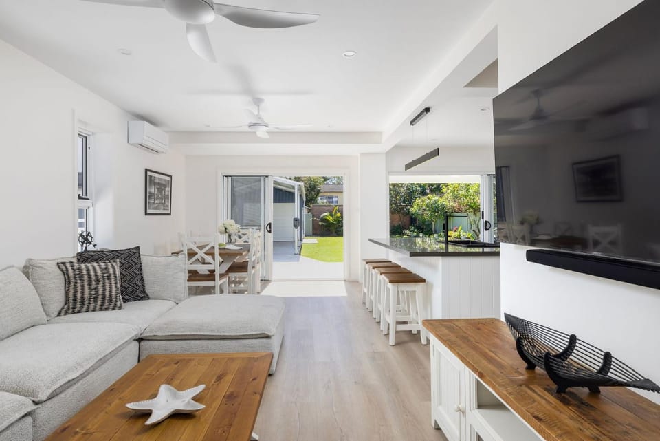 TV and multimedia, Living room, Dining area, air conditioner