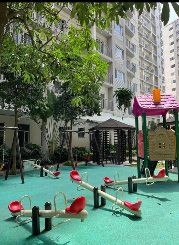 Two Bedrooms with Balcony Inn in Las Pinas