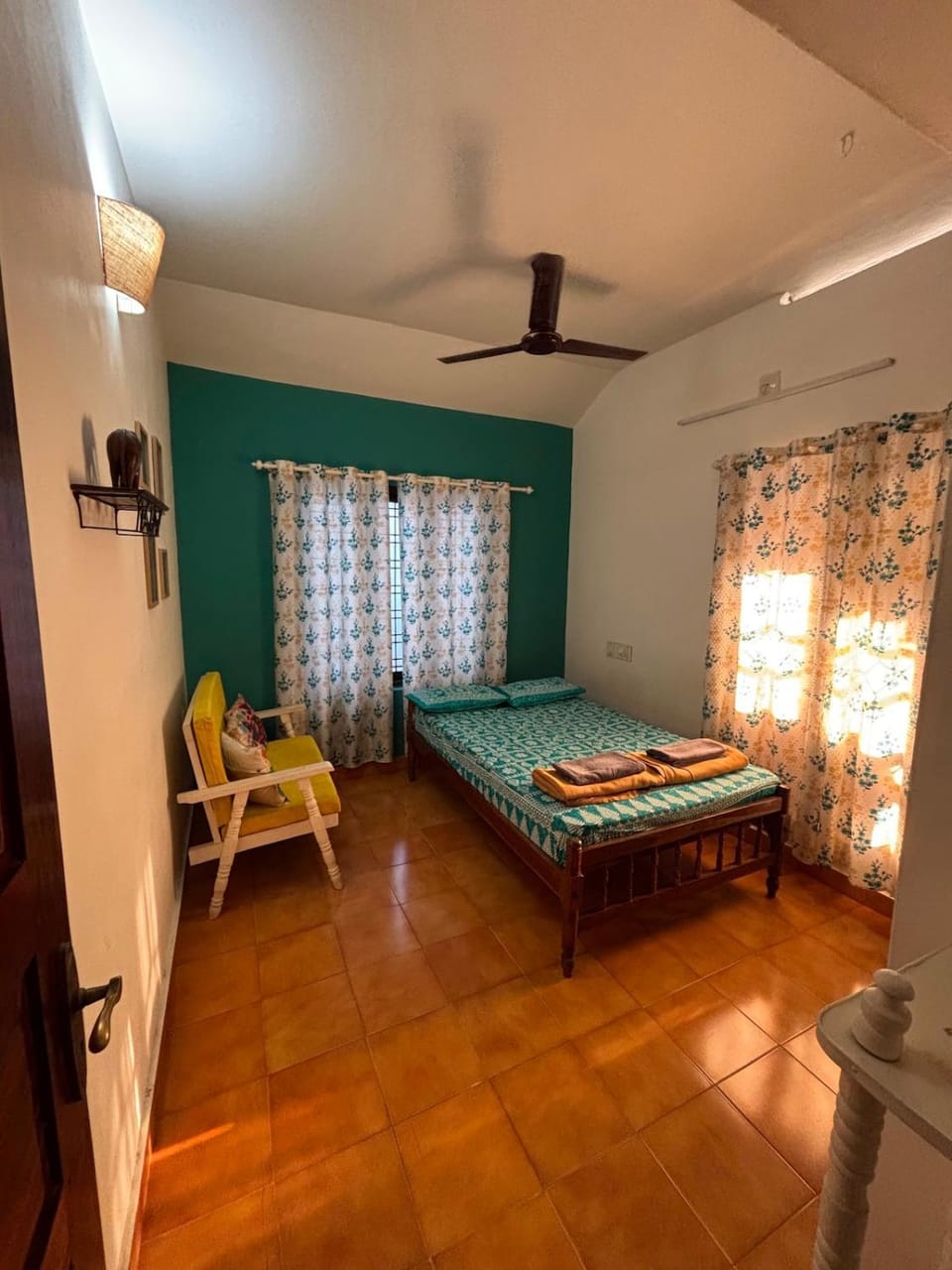 Photo of the whole room, Bedroom
