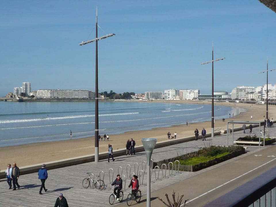 Appartement avec accès direct à la plage, balcon et garage privé - FR-1-92-690 Apartment in Les Sables-d'Olonne