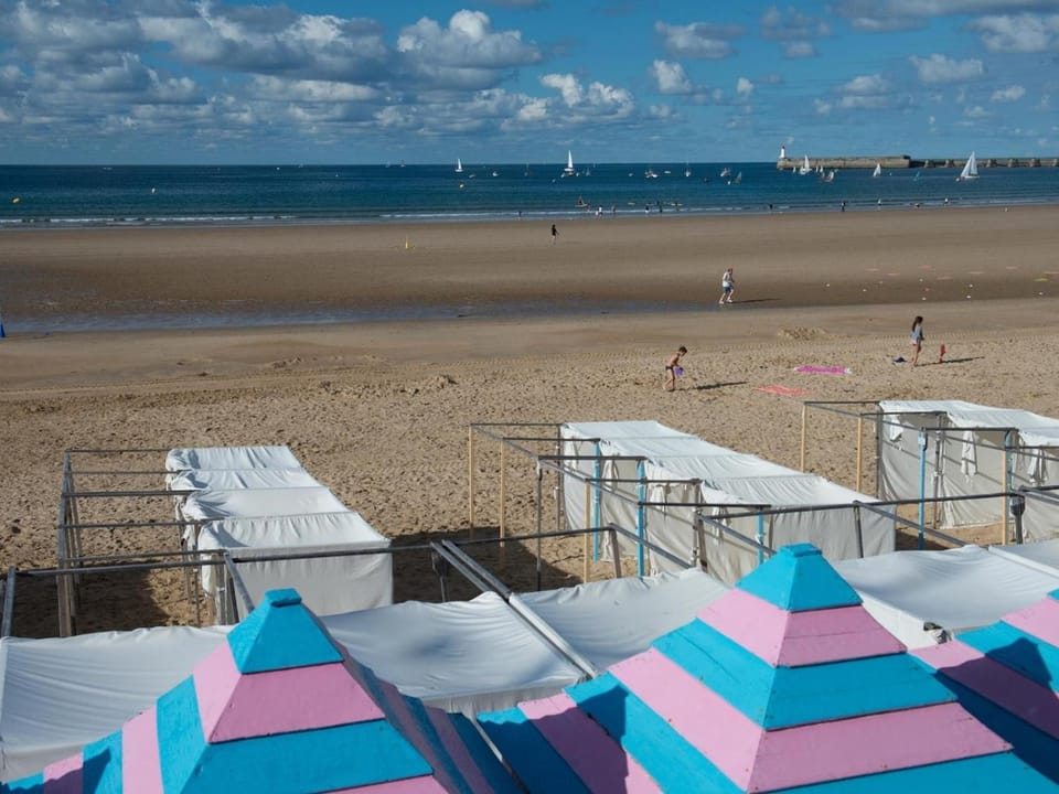Appartement avec accès direct à la plage, balcon et garage privé - FR-1-92-690 Apartment in Les Sables-d'Olonne