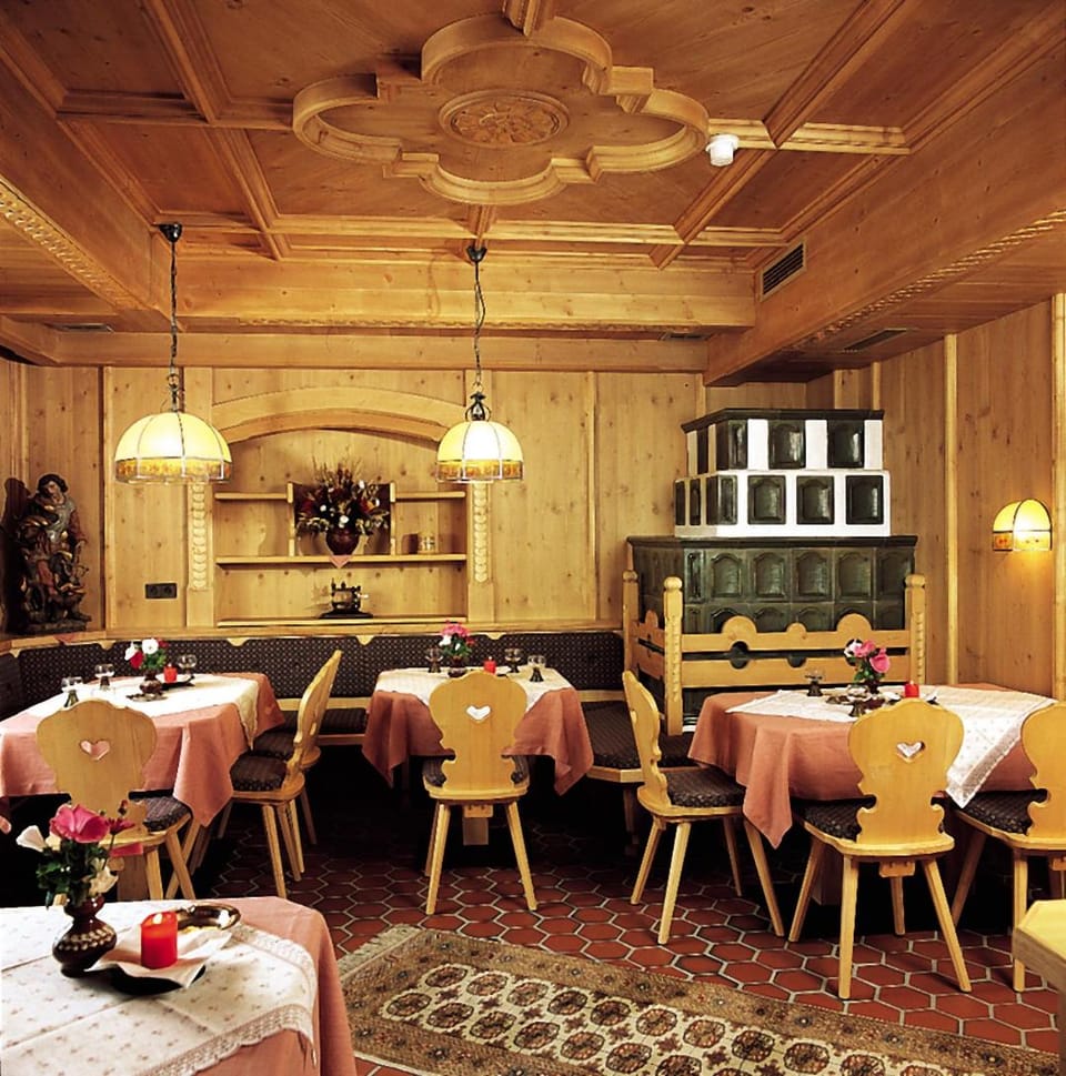 Restaurant/places to eat, Food and drinks, Banquet/Function facilities, Seating area, Food
