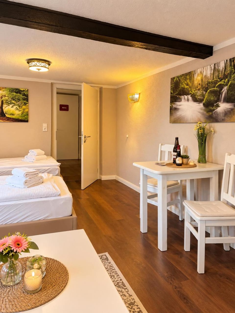 Bed, Photo of the whole room, Seating area