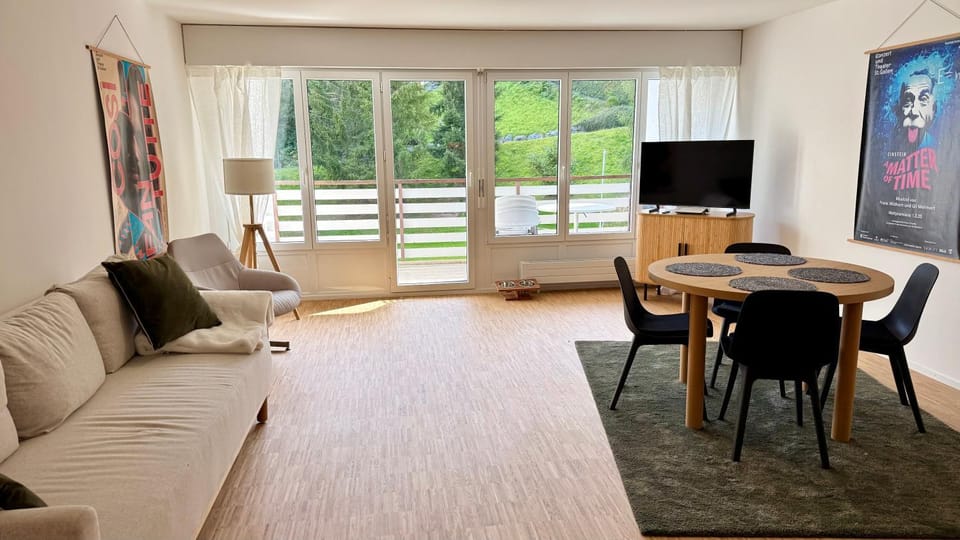 TV and multimedia, Living room, Seating area, Dining area