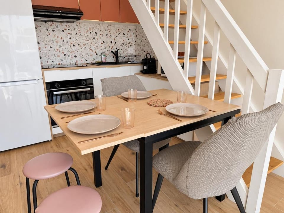 Kitchen or kitchenette, Dining area