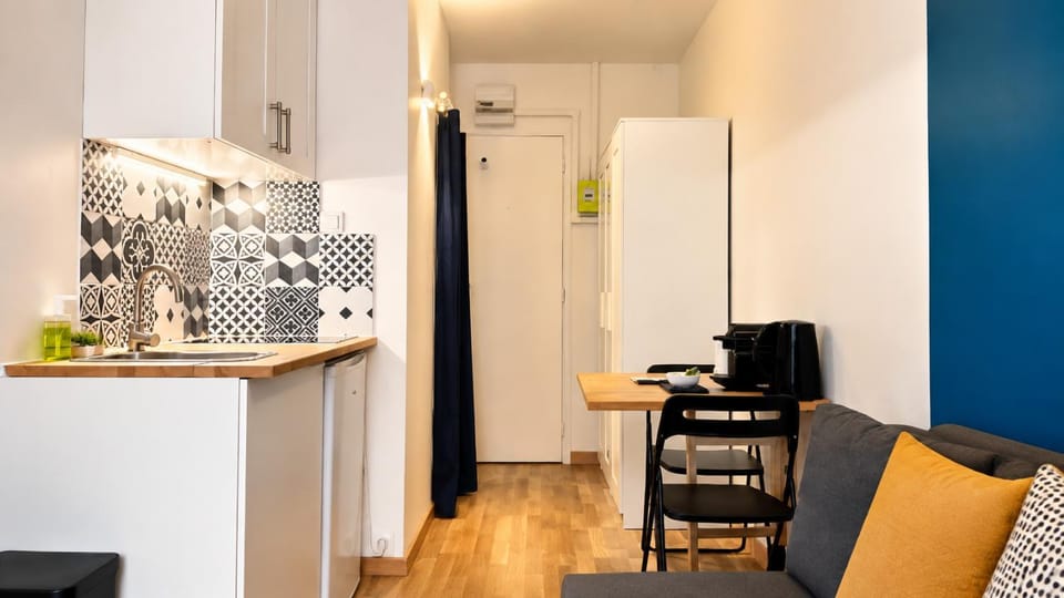 Kitchen or kitchenette, Living room, Seating area, Dining area, stove