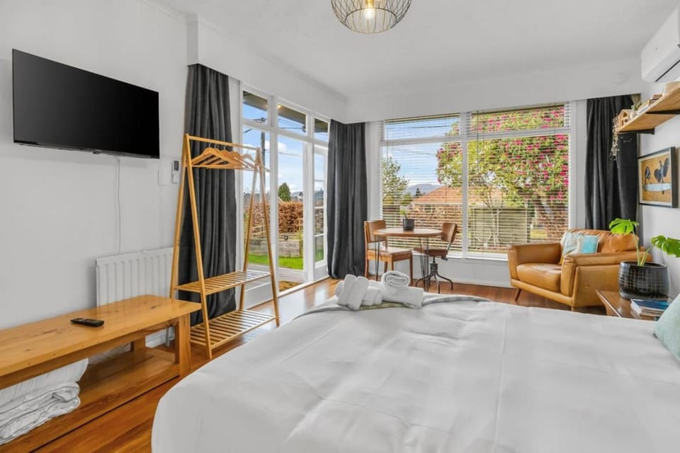 Bed, TV and multimedia, Photo of the whole room, Seating area