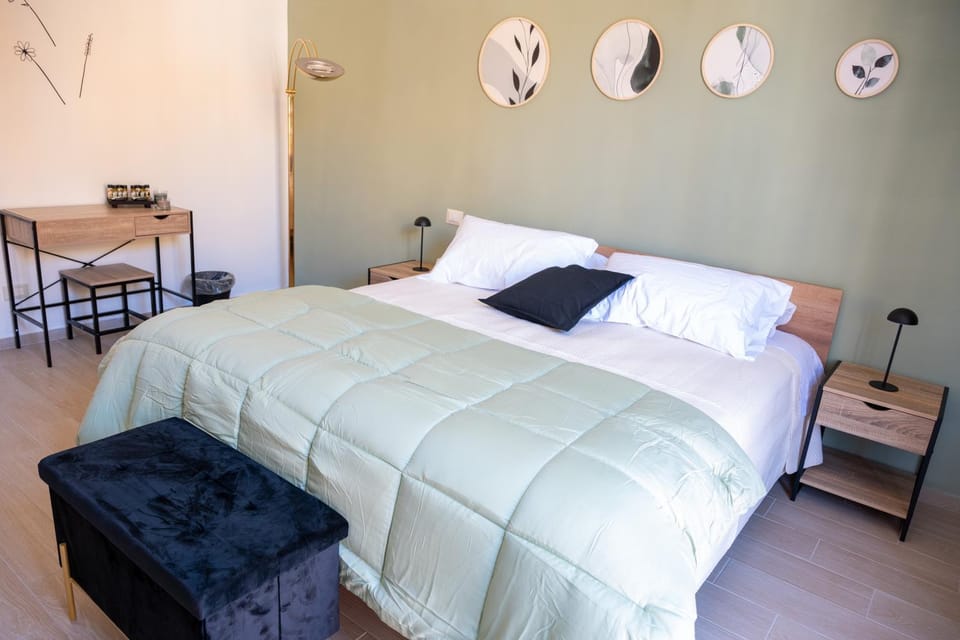 Bed, Seating area, Bedroom