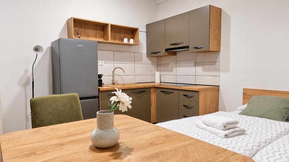 Bed, Kitchen or kitchenette, Photo of the whole room, Dining area, Bedroom, pet friendly, stove