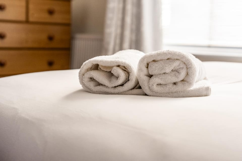 Bed, Bedroom, towels