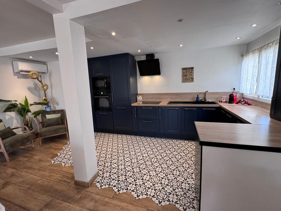 Kitchen or kitchenette, Dining area, oven, stove