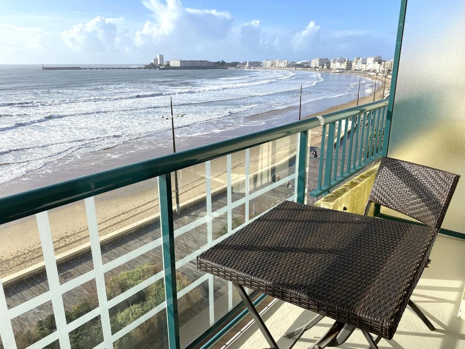 Studio face mer avec balcon, à 50m de la plage - FR-1-92-607 Apartment in Les Sables-d'Olonne