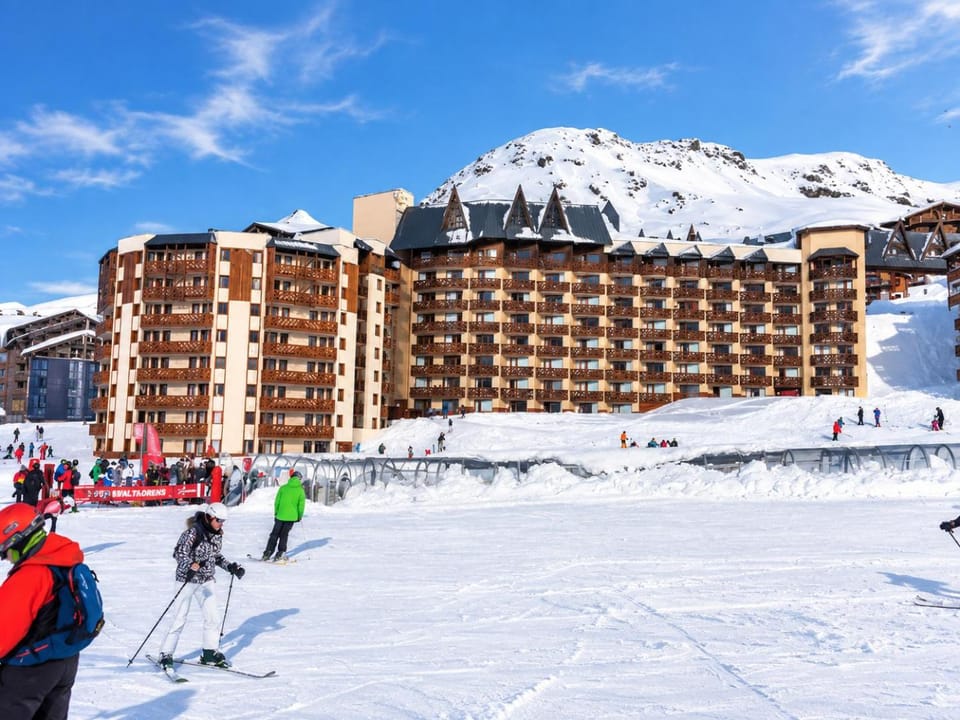 Day, People, Natural landscape, Winter, Skiing, Mountain view, group of guests