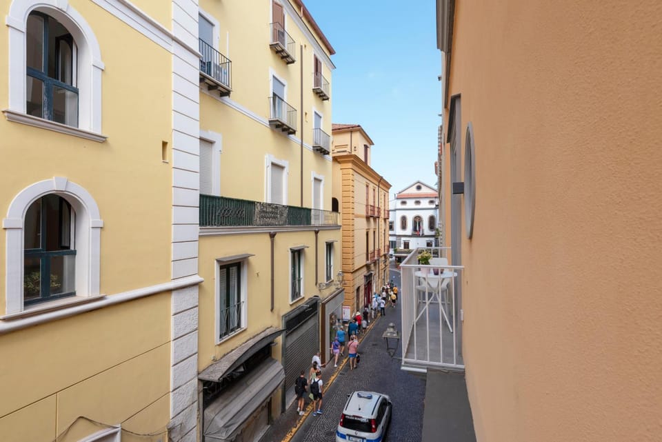 Property building, Day, Neighbourhood, Balcony/Terrace, City view, Street view, Location