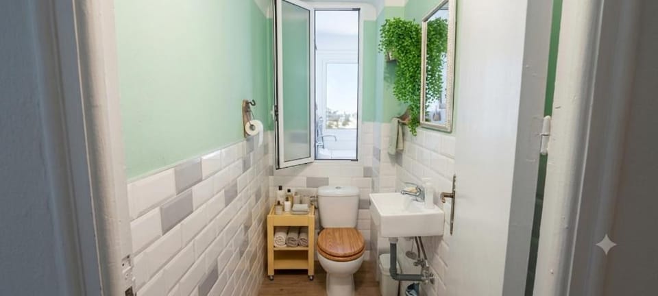Toilet, towels