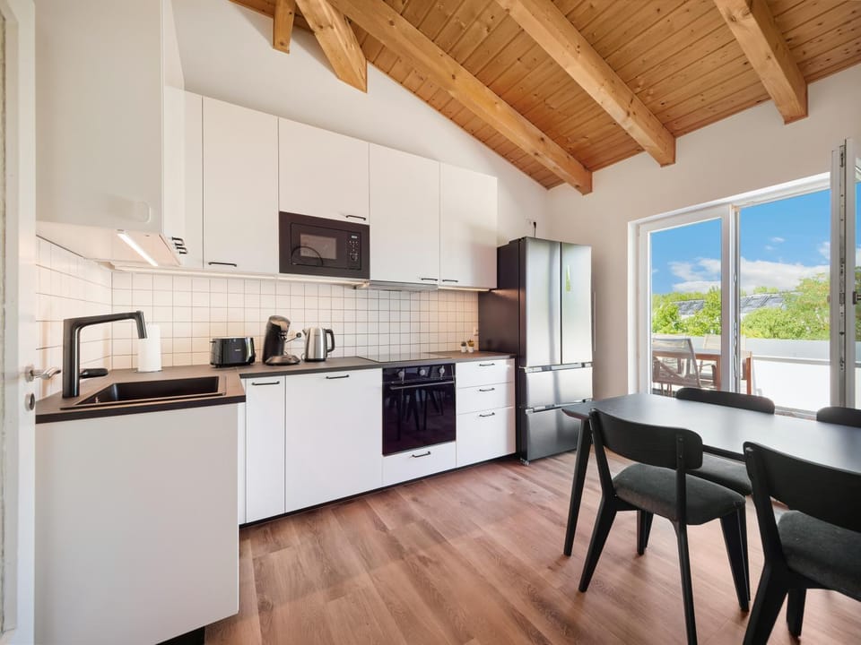 Coffee/tea facilities, Kitchen or kitchenette, Dining area, Food, dishwasher, oven, stove, toaster, kitchen