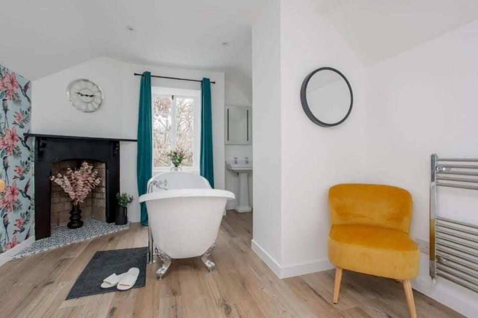 2-Bed Purbeck Cottage Including Free Blue Pool Entry House in Corfe Castle