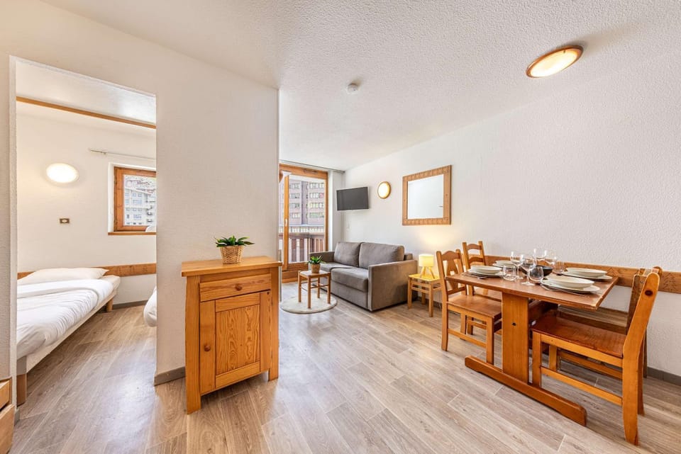 Residence Altineige, Ski In-Out with WiFi in Val Thorens, "V10" by Versant Collection Apartment in Les Allues