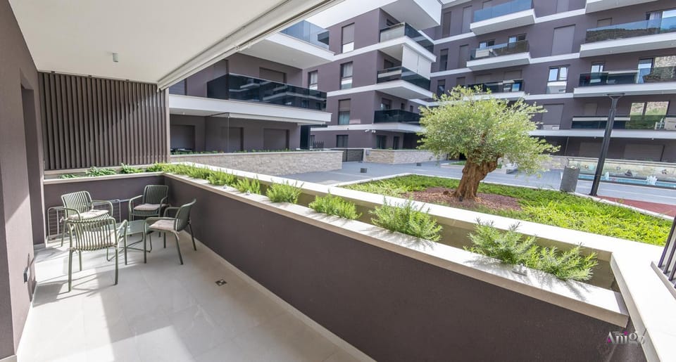 Property building, Spring, Day, Garden, View (from property/room), Balcony/Terrace, Garden view