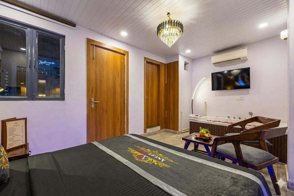 Bed, TV and multimedia, Photo of the whole room, Seating area, Bedroom