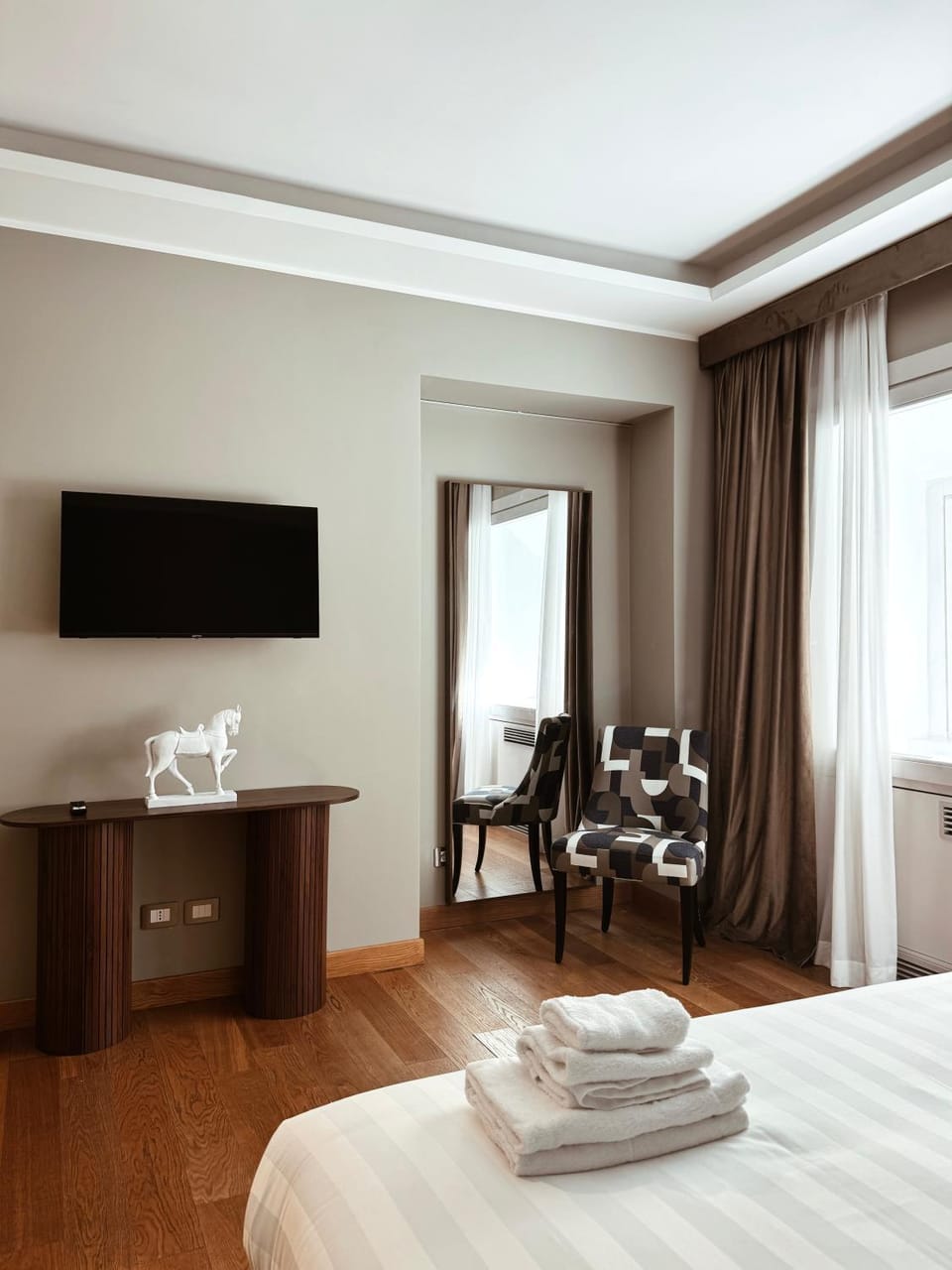 Bed, TV and multimedia, Photo of the whole room, Bedroom, towels