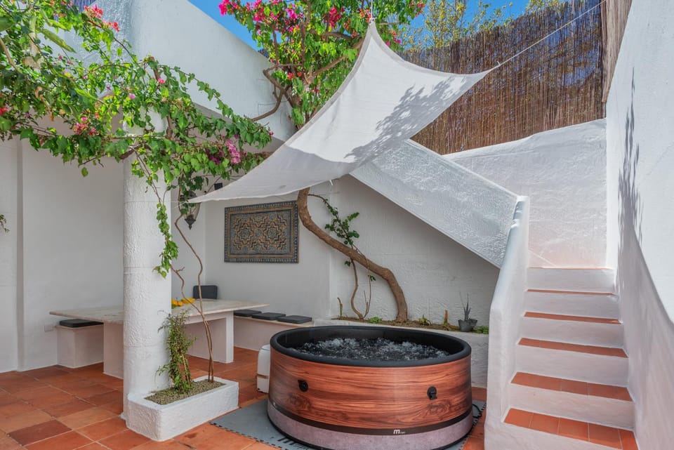 Hot Tub, Balcony/Terrace, Dining area