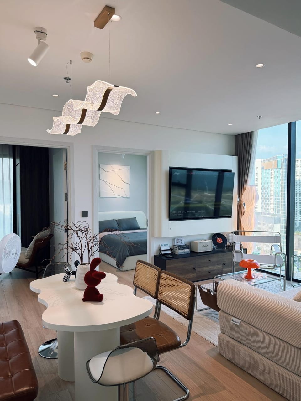 Bed, TV and multimedia, Living room, Photo of the whole room, Seating area, Dining area, Bedroom