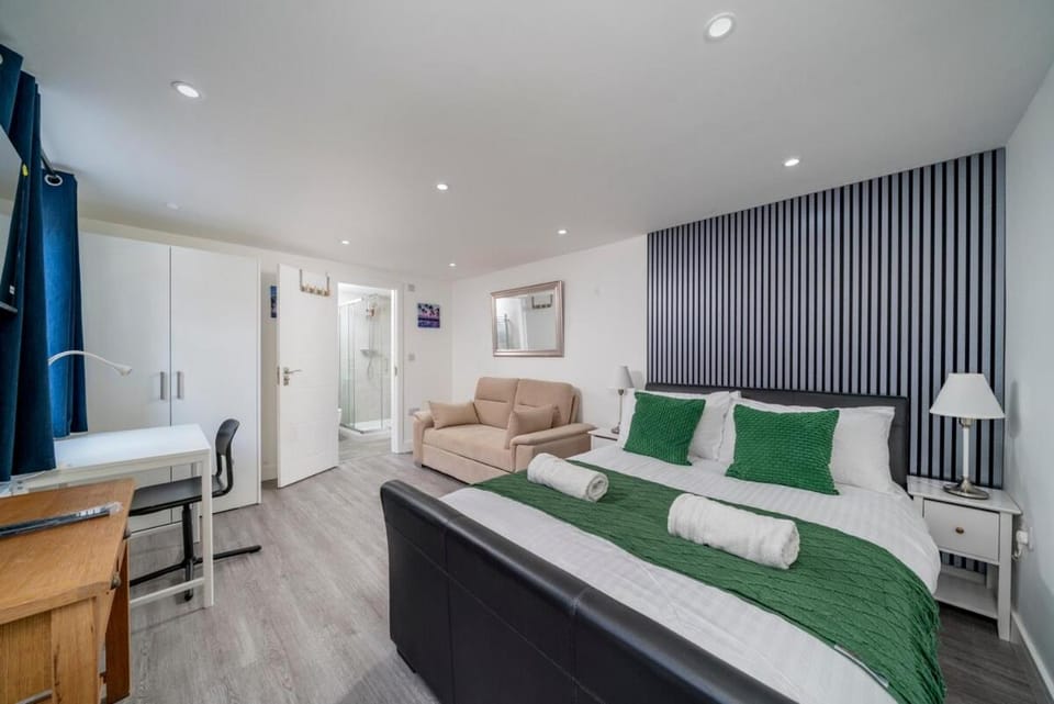 Modern 3 Bedroom House With Parking Near Heathrow Airport House in Hayes