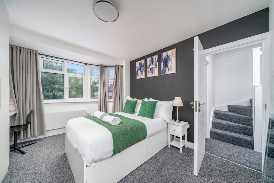 Modern 3 Bedroom House With Parking Near Heathrow Airport House in Hayes