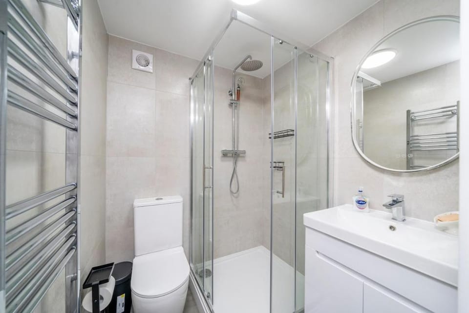 Modern 3 Bedroom House With Parking Near Heathrow Airport House in Hayes