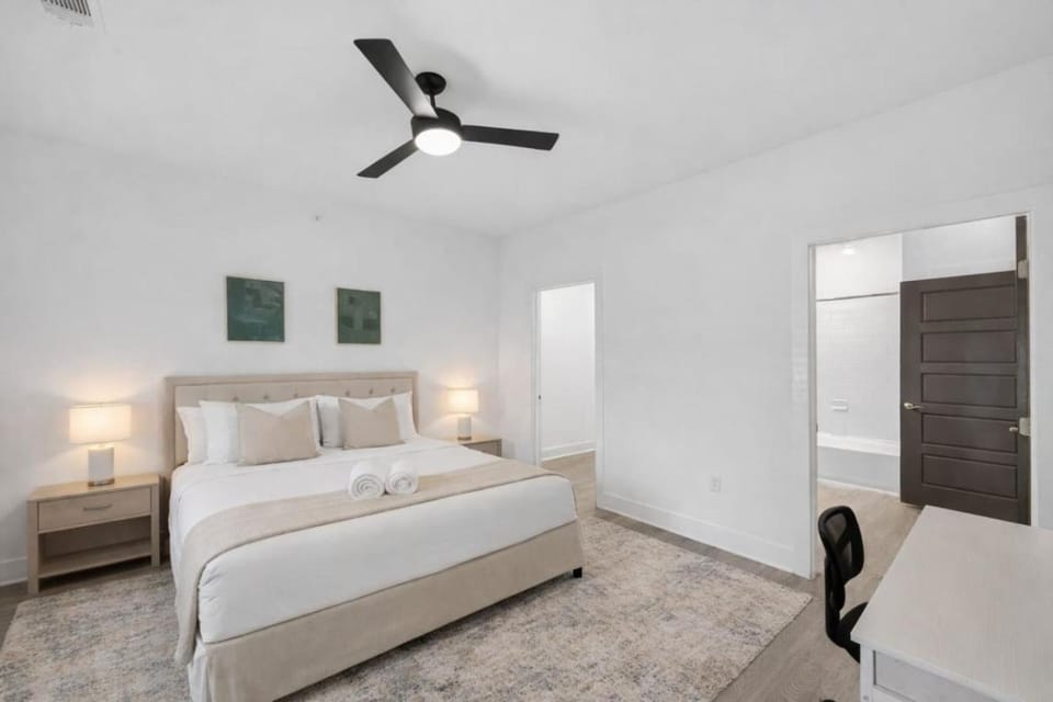 Photo of the whole room, Bedroom