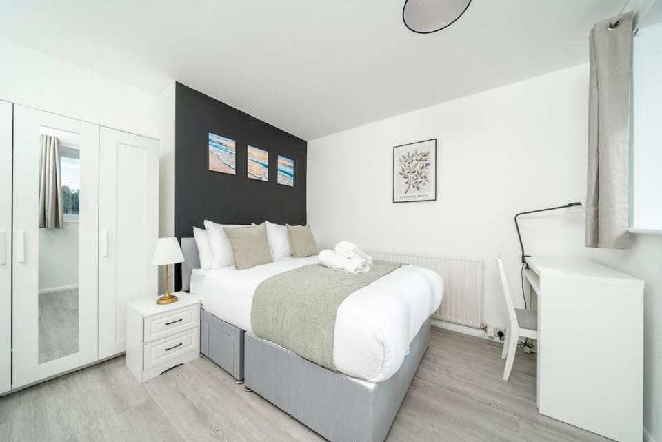 3 Bedroom House For Contractors With Parking Near Heathrow Airport House in Hayes