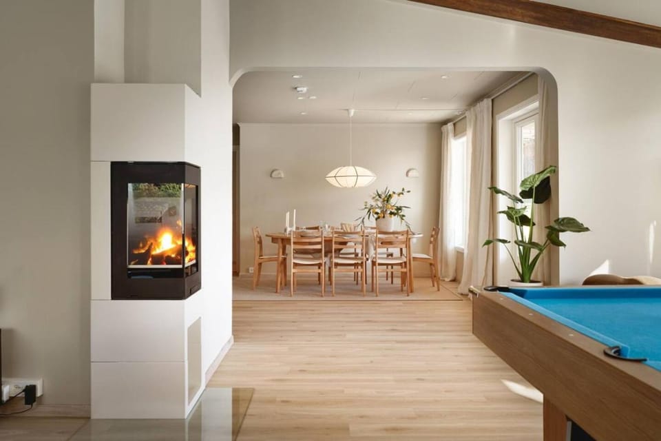 Billiard, Living room, Seating area