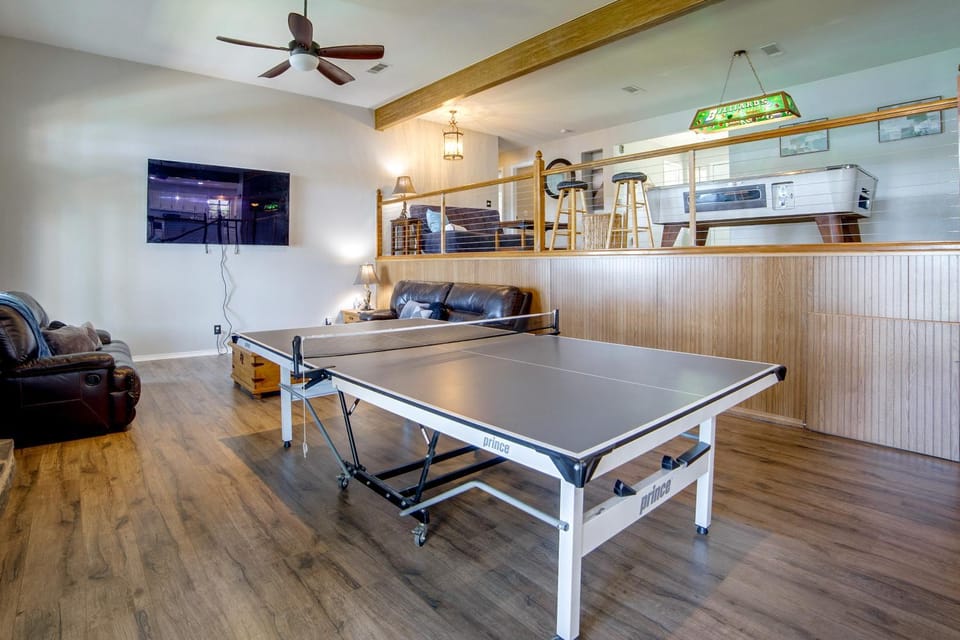 Lakefront Family Home w/ Views & Deck in Mabank! House in Cedar Creek Reservoir