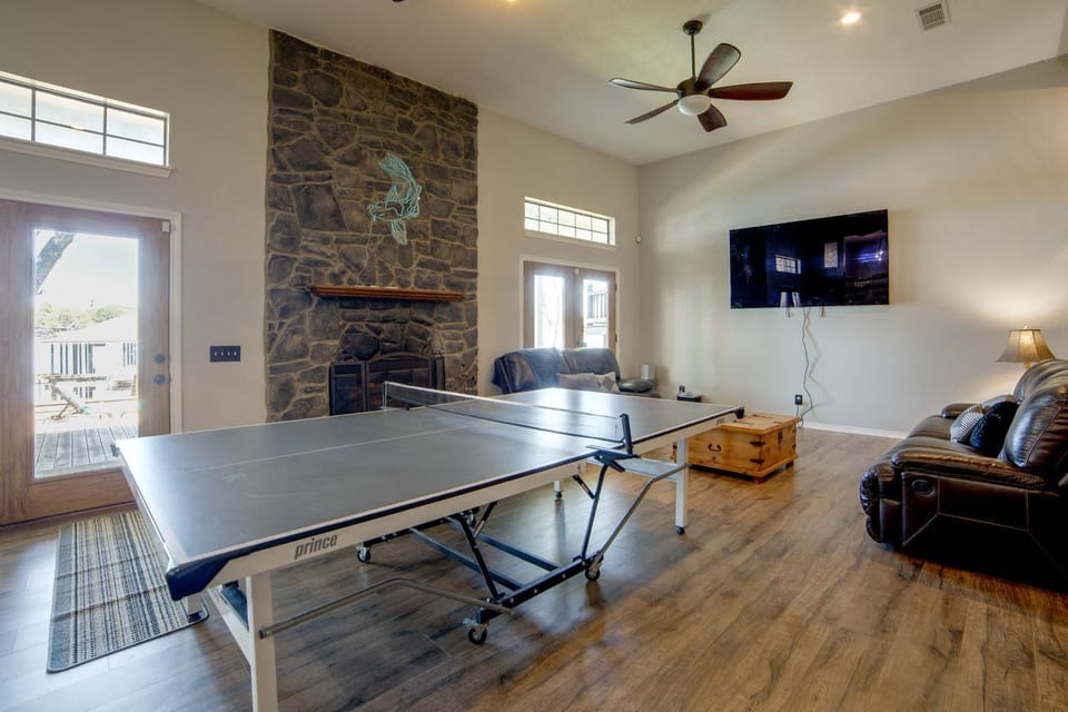 Lakefront Family Home w/ Views & Deck in Mabank! House in Cedar Creek Reservoir