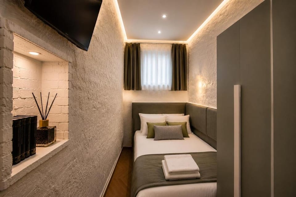 Bed, TV and multimedia, Photo of the whole room, Bedroom