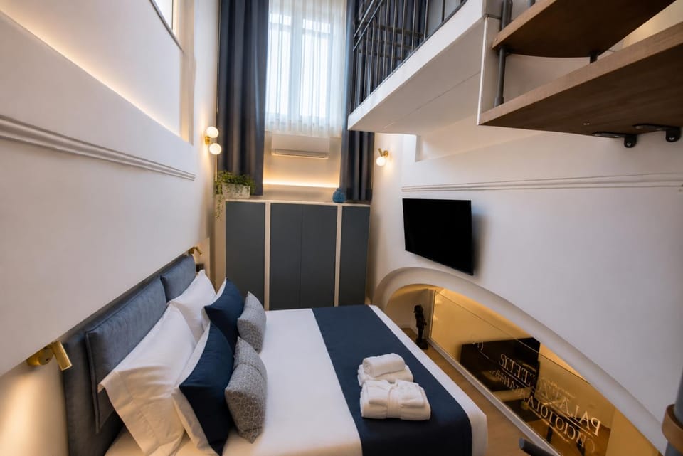 Bed, TV and multimedia, Photo of the whole room, Bedroom