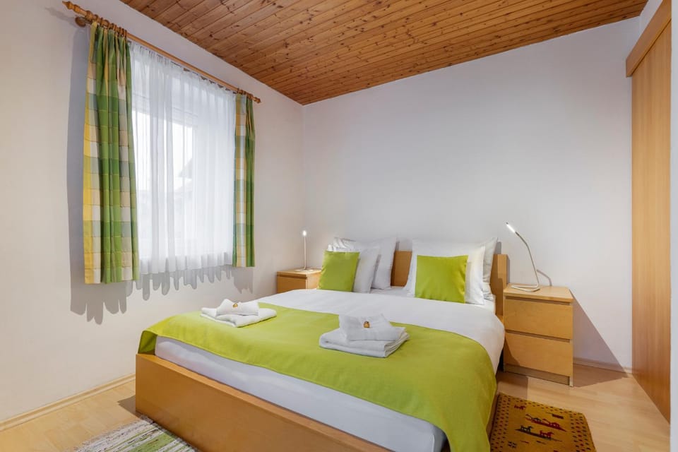 Bed, Bedroom, towels