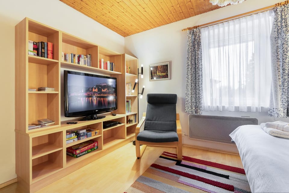 Bed, Library, TV and multimedia, Living room, Seating area, Evening entertainment, Bedroom
