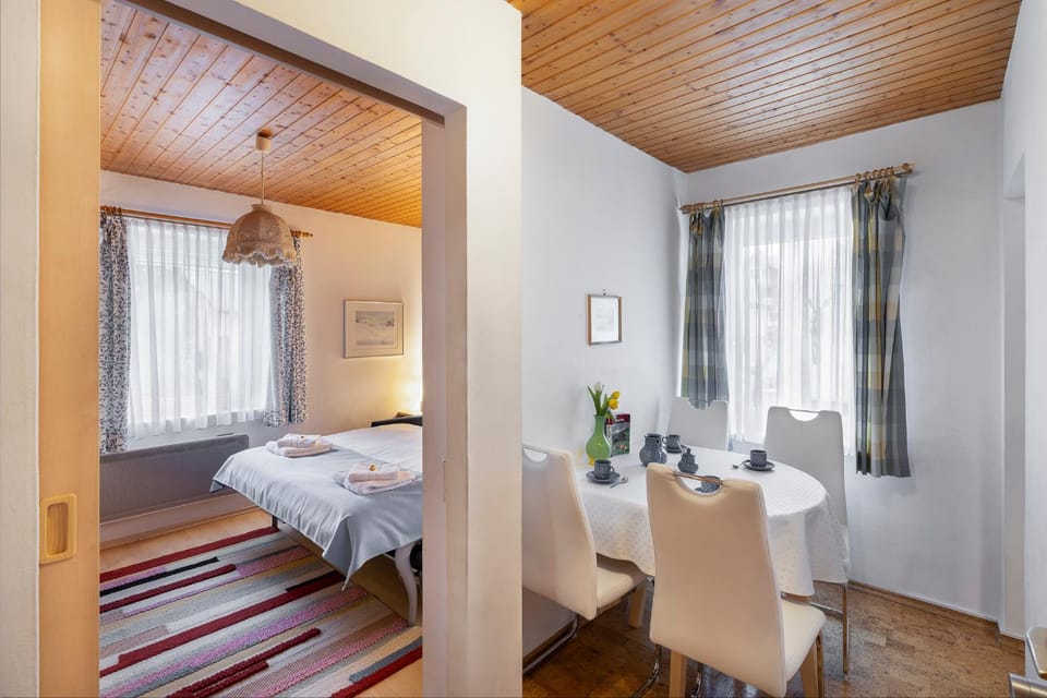 Bed, Living room, Photo of the whole room, Dining area