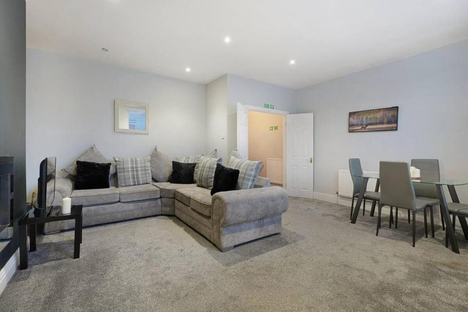 Comfortable 2BR Stay, Free Parking Sleeps 3 Apartment in South Shields