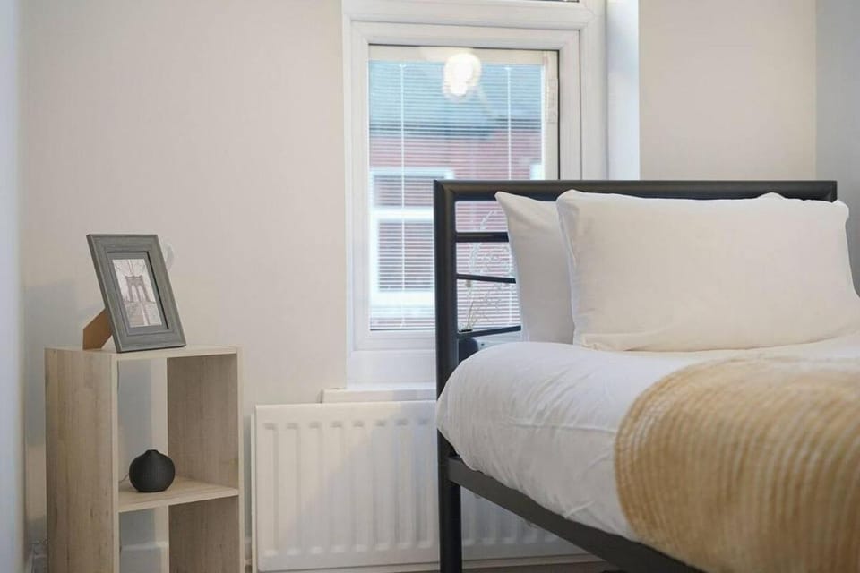 Comfortable 2BR Stay, Free Parking Sleeps 3 Apartment in South Shields