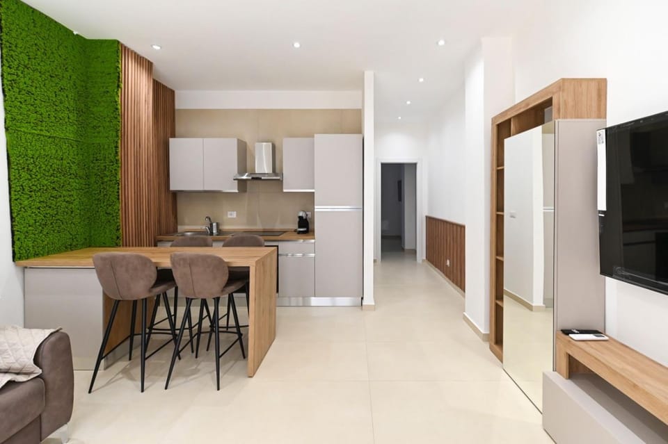 Communal lounge/ TV room, Kitchen or kitchenette, Living room, Seating area, stove