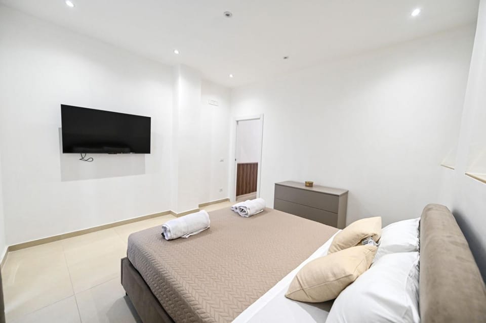 Bed, TV and multimedia, Bedroom