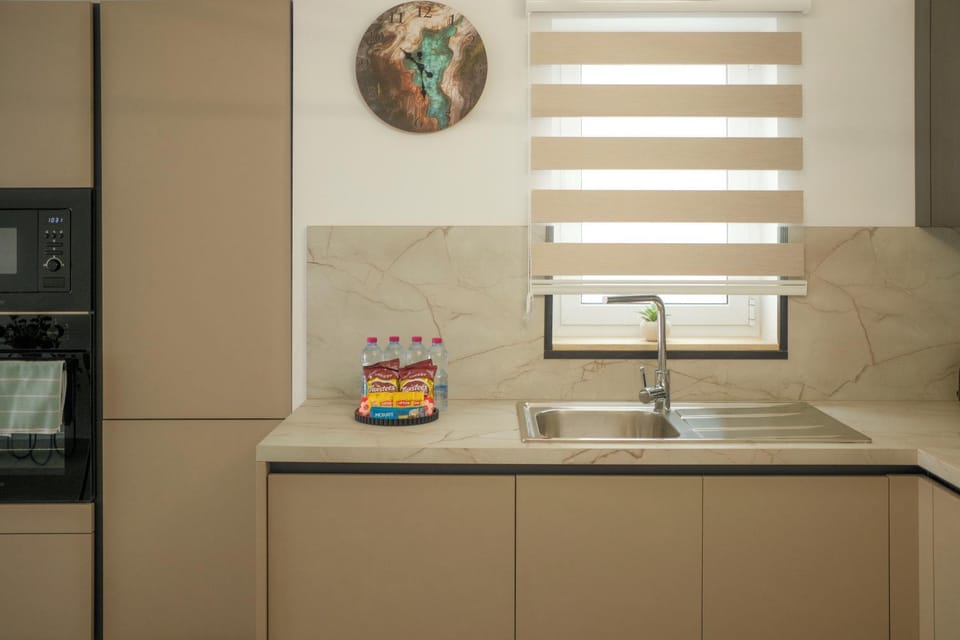 Kitchen or kitchenette, dishwasher, oven