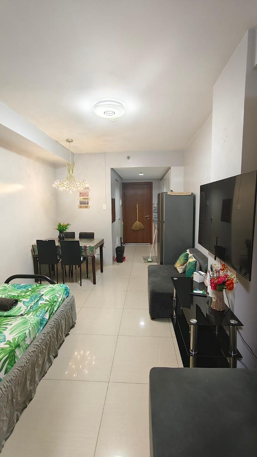 Communal lounge/ TV room, Bed, TV and multimedia, Kitchen or kitchenette, Living room, Photo of the whole room, Seating area, Dining area, Bedroom